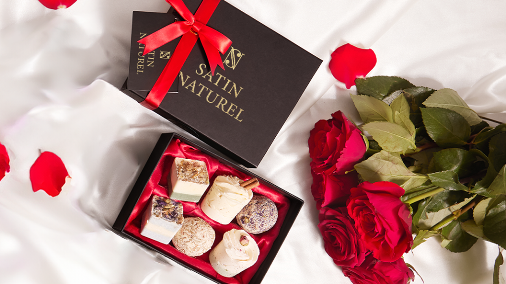 Des cadeaux justes 95e617fd 728c 4038 9e29 5a5fc946c8fd. cr0,0,1464,600 pt0 sx1464 v1